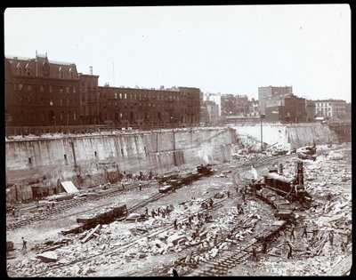 Vista dei lavoratori nel grande scavo per la Pennsylvania Station, New York, 1904 da Byron Company